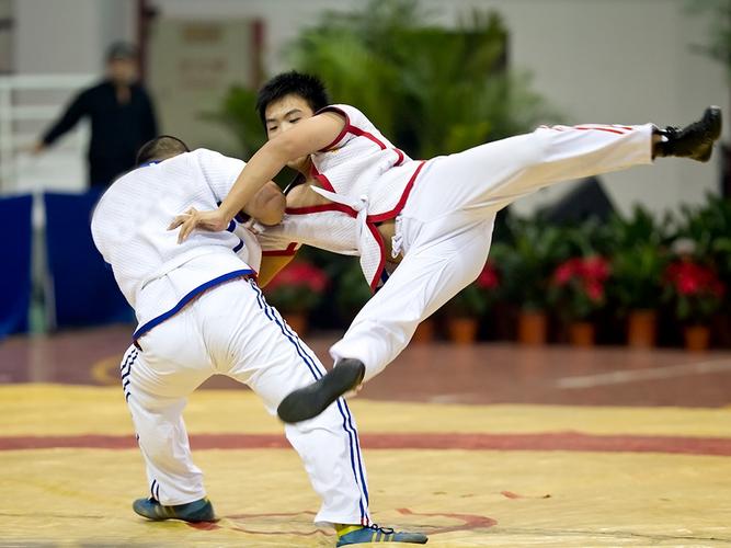 中国摔跤小孩vs大人比赛