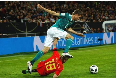 西班牙vs德国穆勒疯狂的跑动